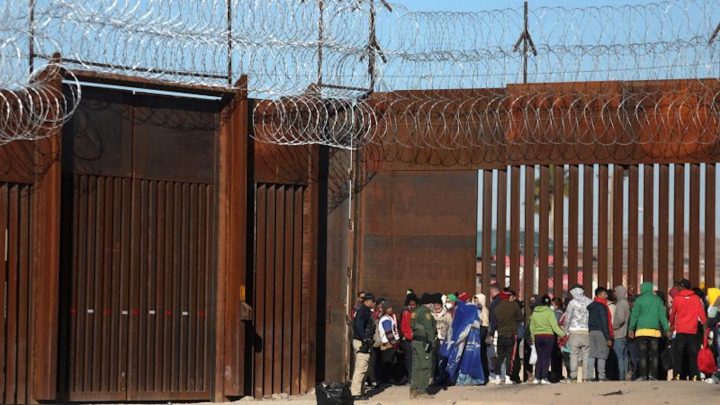 Migrantes en El Paso enfrentan incertidumbre después de que la Corte Suprema dejara en vigor el Título 42 en medio de desafíos legales