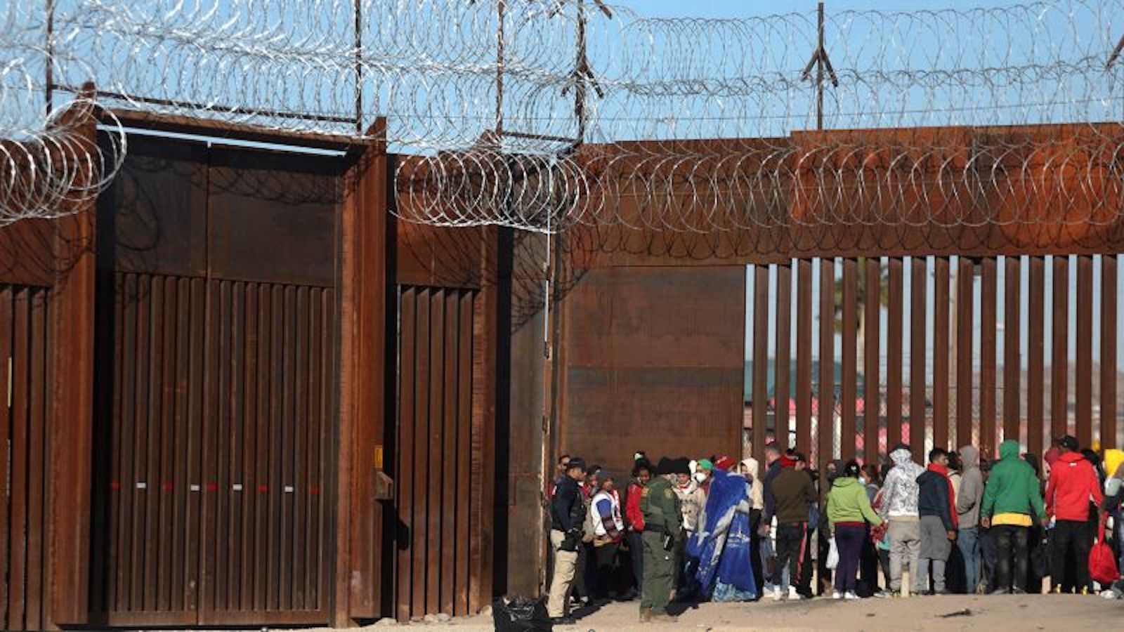 Migrantes en El Paso enfrentan incertidumbre después de que la Corte Suprema dejara en vigor el Título 42 en medio de desafíos legales