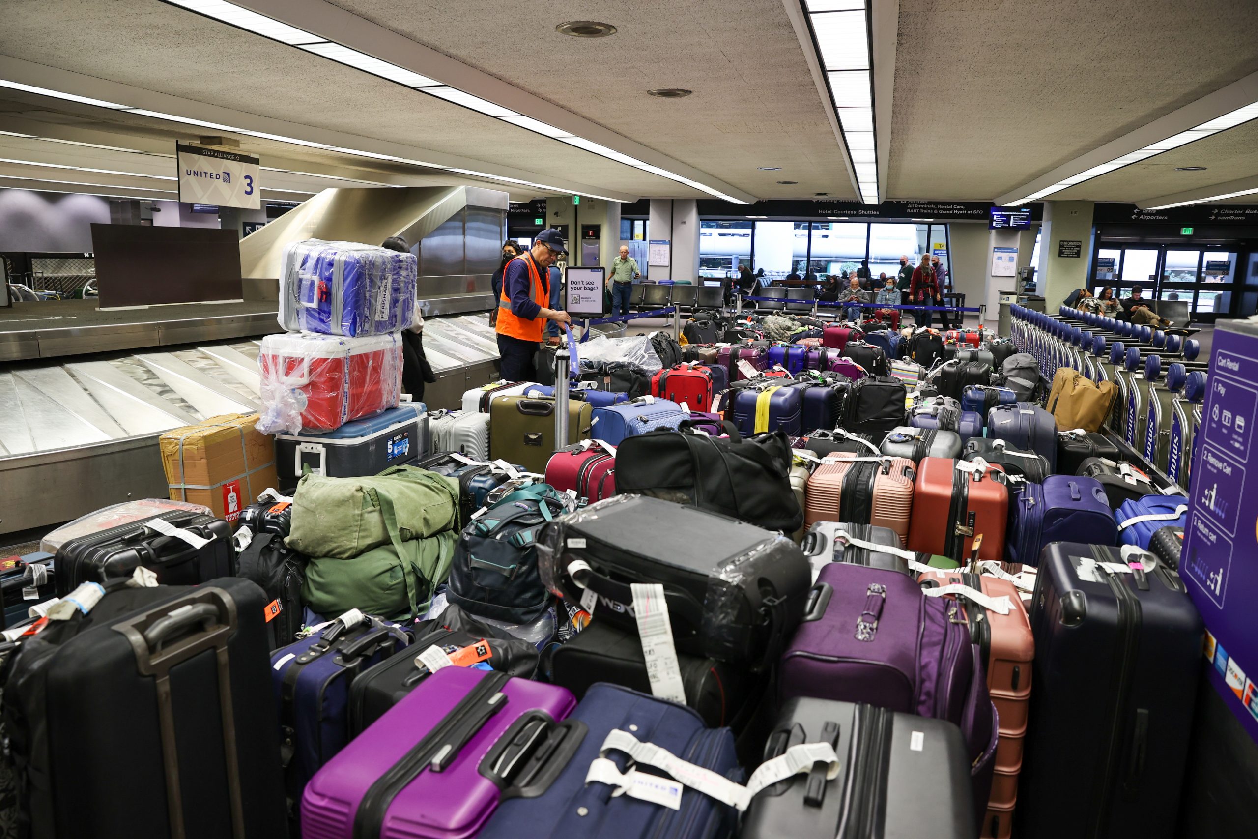 Caos navideño en aeropuertos a medida que tormenta invernal azota con furia a EEUU