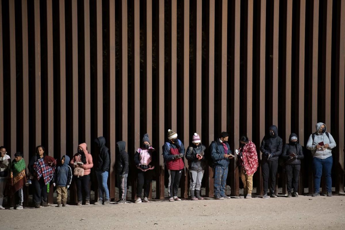 Situación en la frontera de EE.UU. y México permanece caótica tras fallo sobre Título 42