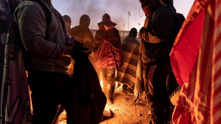 En medio del frío, inmigrantes no logran conseguir refugio en El Paso, Texas