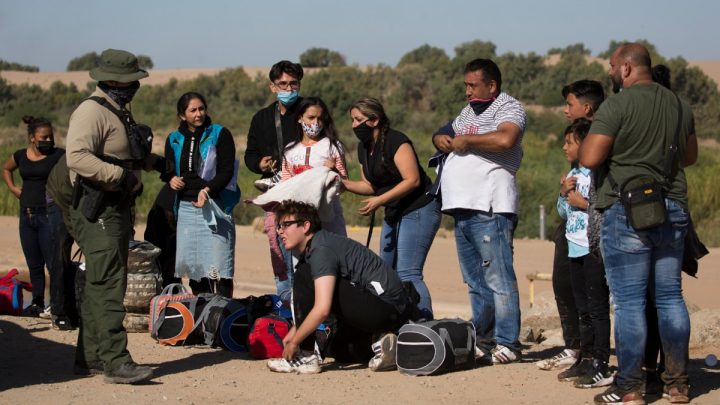 Ciudades fronterizas se preparan para 5,000 migrantes diarios tras fin del Título 42