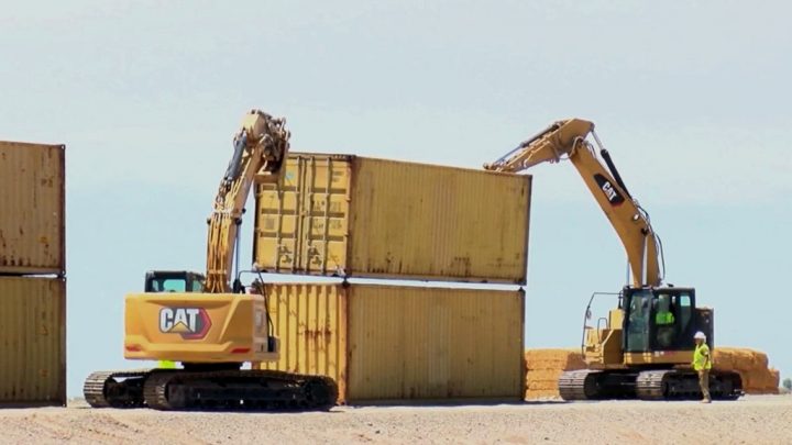 Gobierno federal demanda a Arizona por colocar contenedores en la frontera con México
