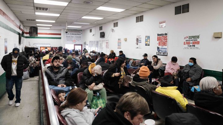 Envían buses con decenas de inmigrantes desde El Paso a Nueva York y Chicago