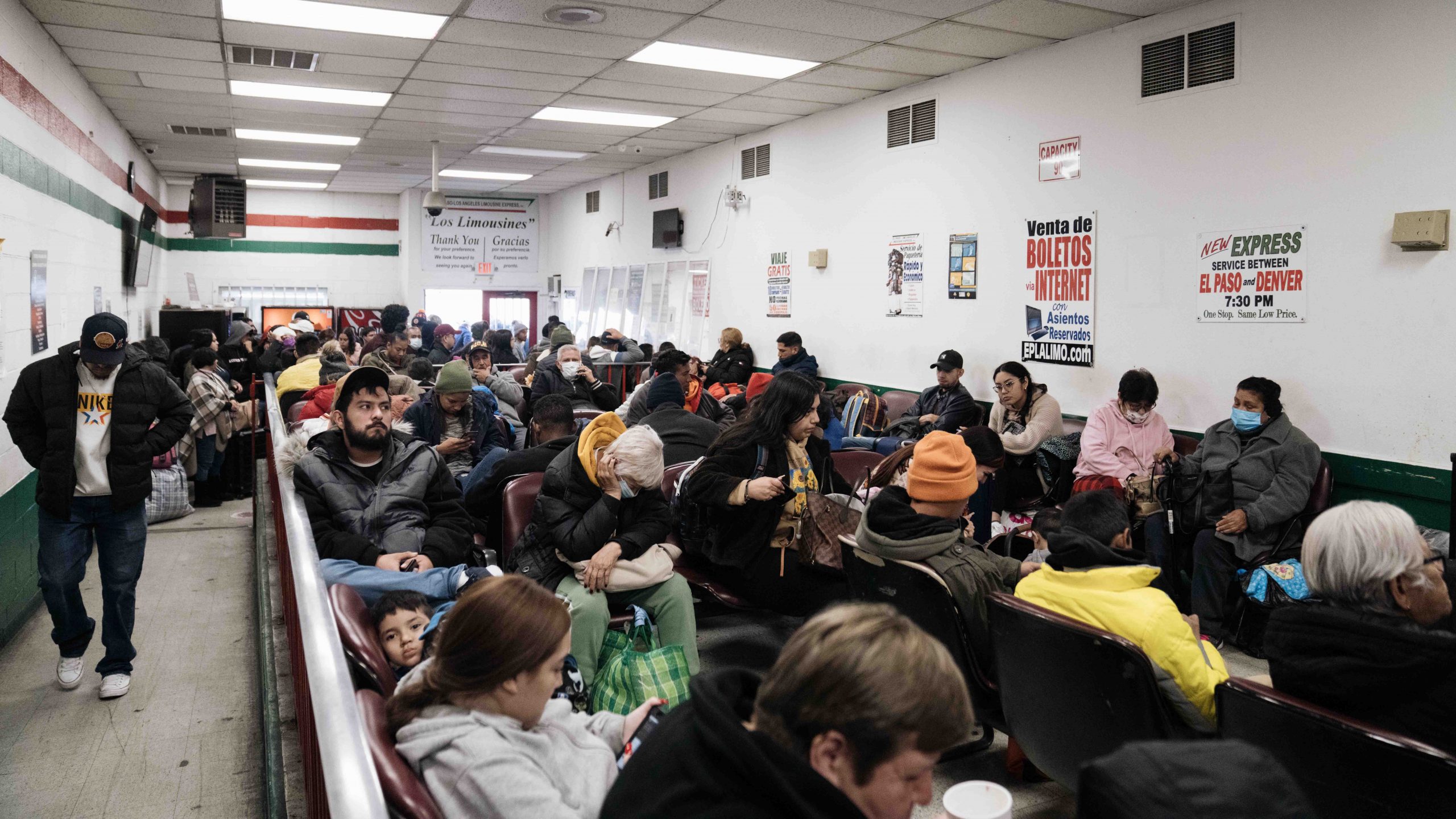 Envían buses con decenas de inmigrantes desde El Paso a Nueva York y Chicago