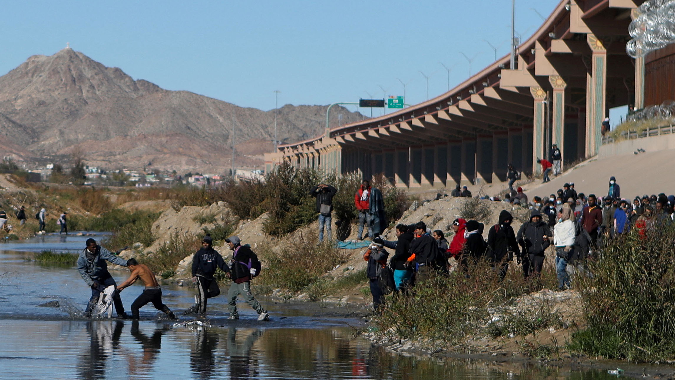 El Paso en Texas lidia con un aumento de migrantes y se alista para más
