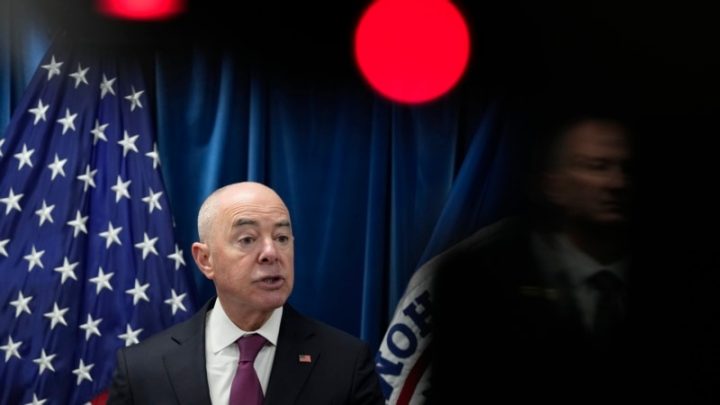 Secretario de Seguridad Nacional de EEUU defiende programa de parole humanitario