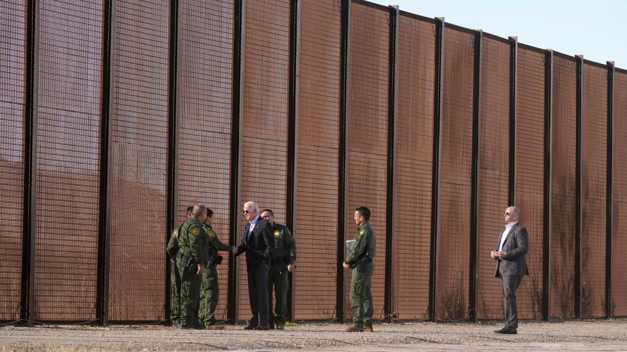 Biden realiza visita estrictamente controlada a la frontera sur, la primera como presidente
