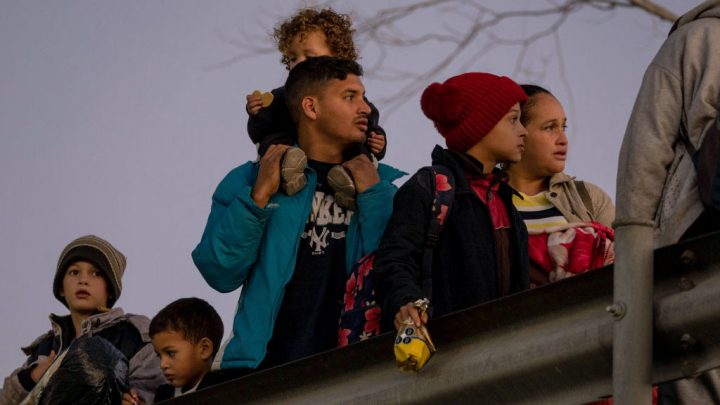 Alta demanda de migrantes colapsa app del gobierno de EEUU para pedir asilo