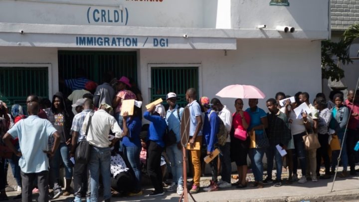 Haitianos tratan de aprovechar vía legal para llegar a EEUU