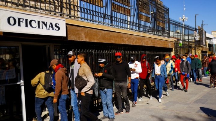 Tráfico de migrantes en Texas se ofrece por redes sociales y Craigslist