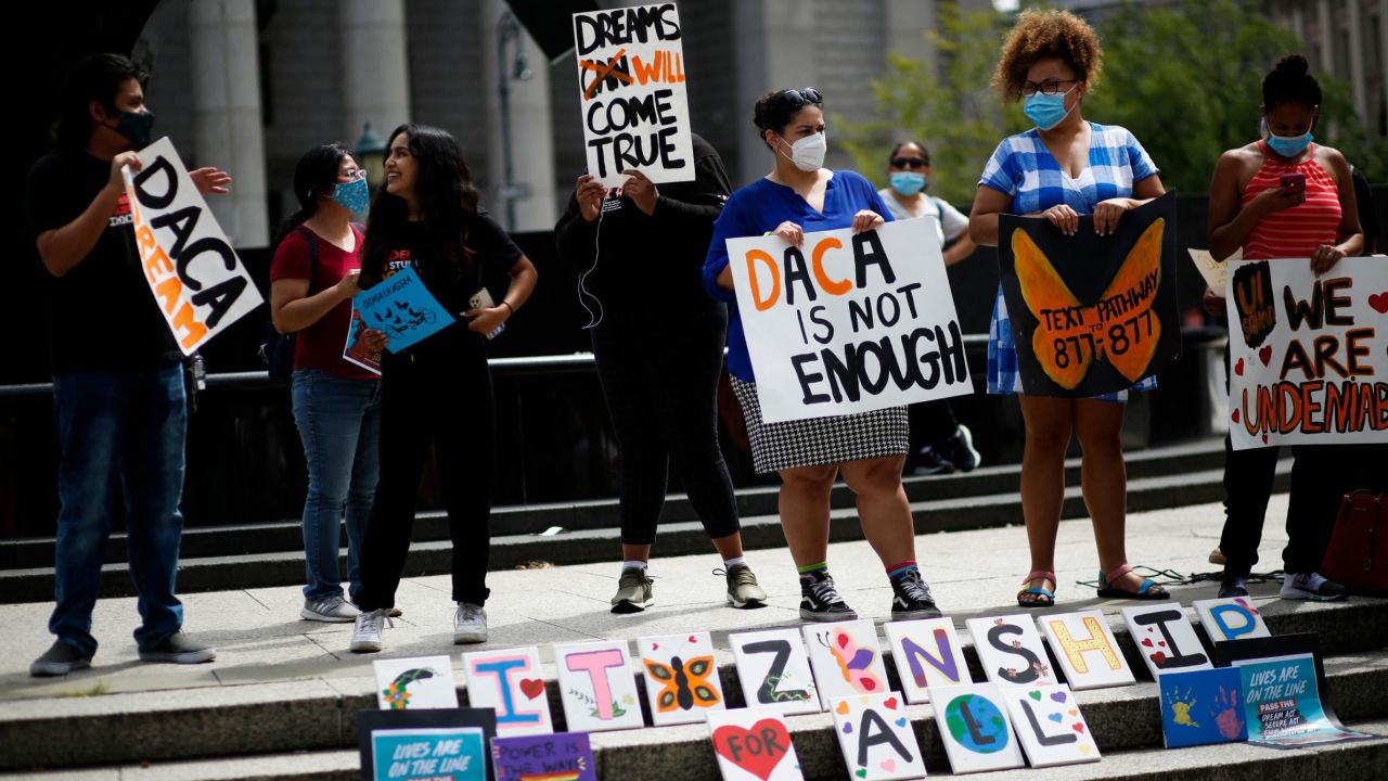 Nueve estados liderados por republicanos piden a un juez que bloquee el programa DACA
