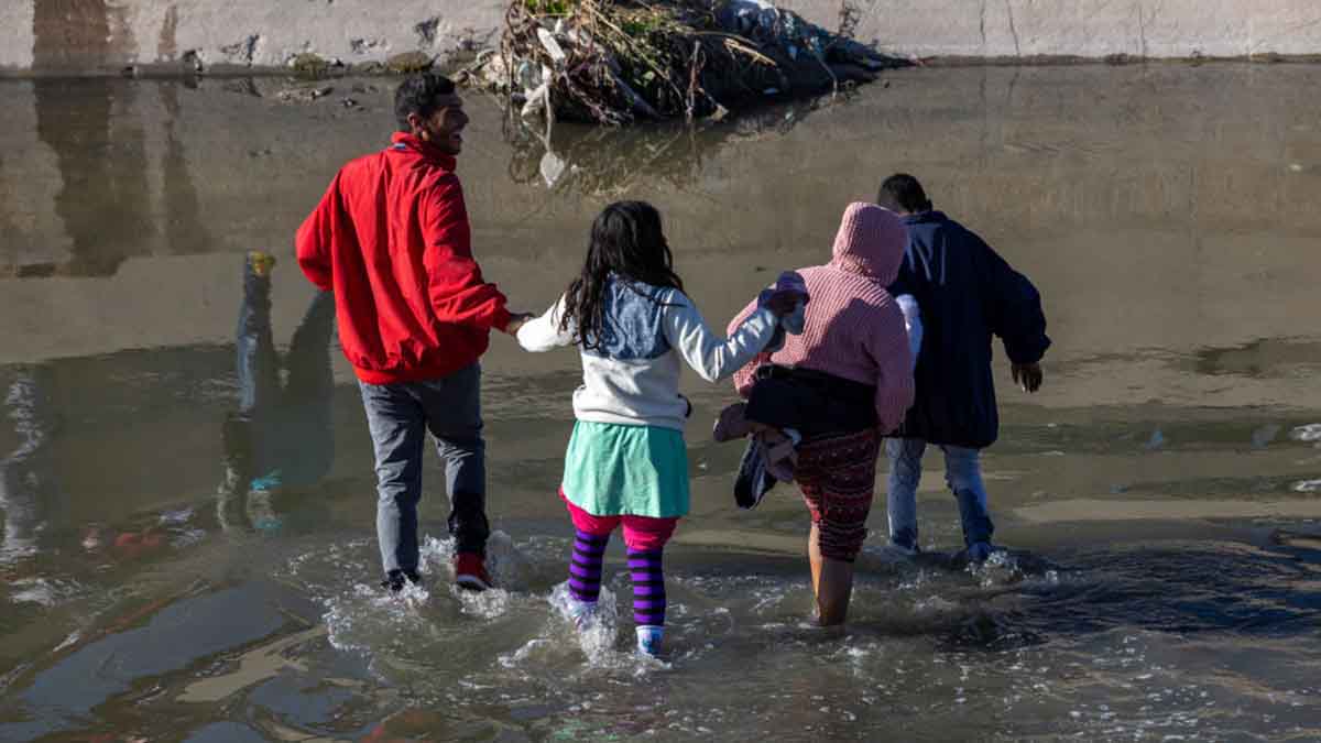 Administración Biden prepara un plan para detener a familias que crucen la frontera