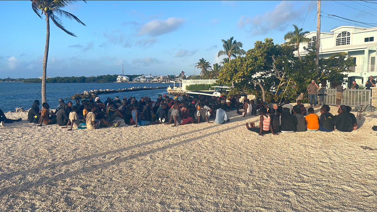 Al menos 100 migrantes llegan en un bote a Florida