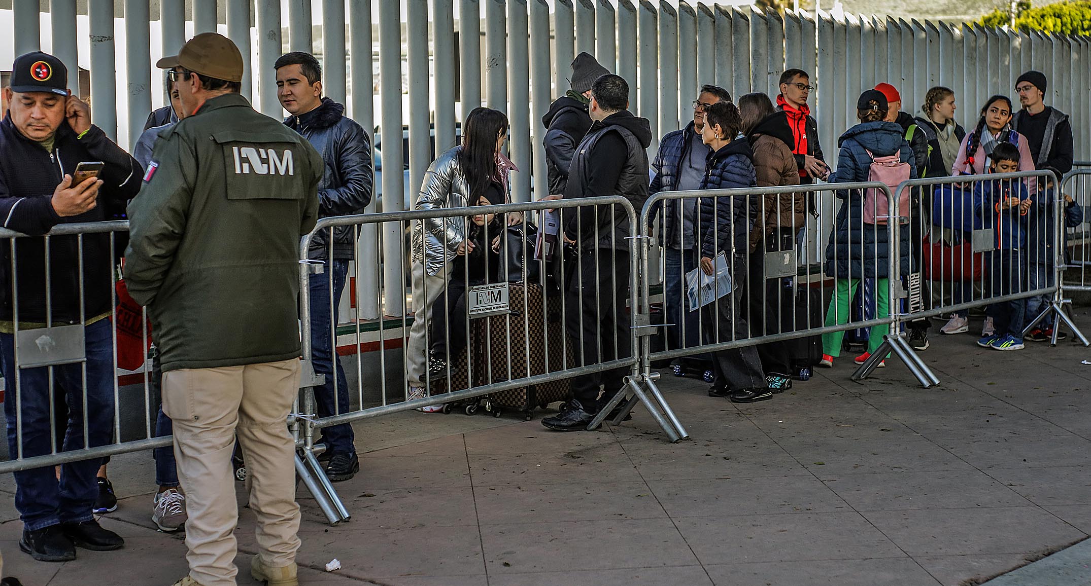 Nueva política de EEUU deja con incertidumbre a migrantes varados en la frontera