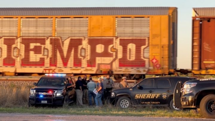 Dos migrantes mueren sofocados a bordo de un tren al sur de Texas