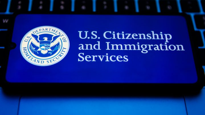 Nueva guía de permisos de trabajo a inmigrantes de la USCIS