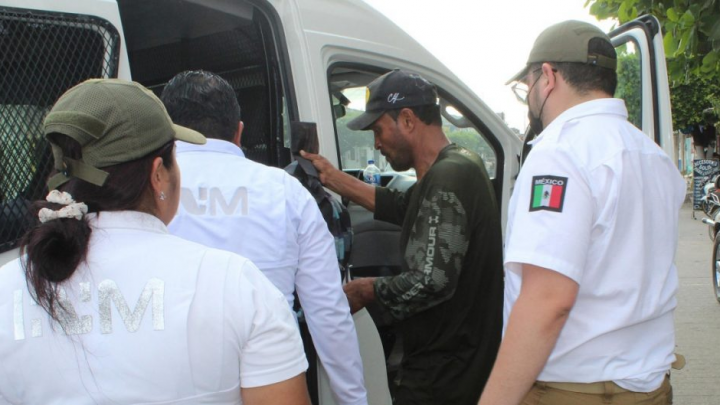 Hallan a 16 migrantes en autobuses comerciales en Nuevo León