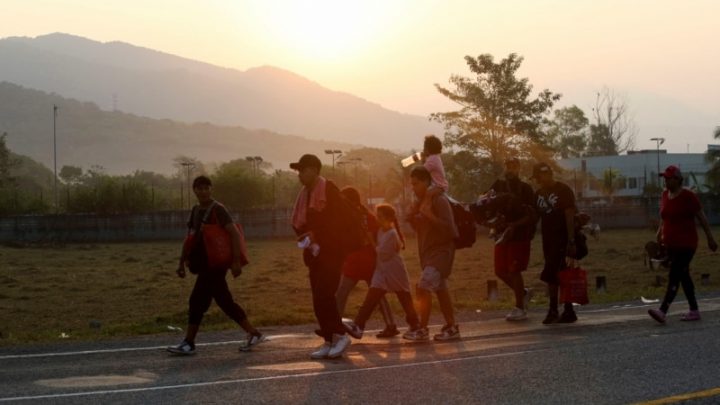 México ofrece permisos de tránsito a migrantes de caravana