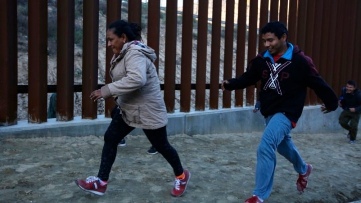 Migrantes en EEUU esperan años para tener cita judicial