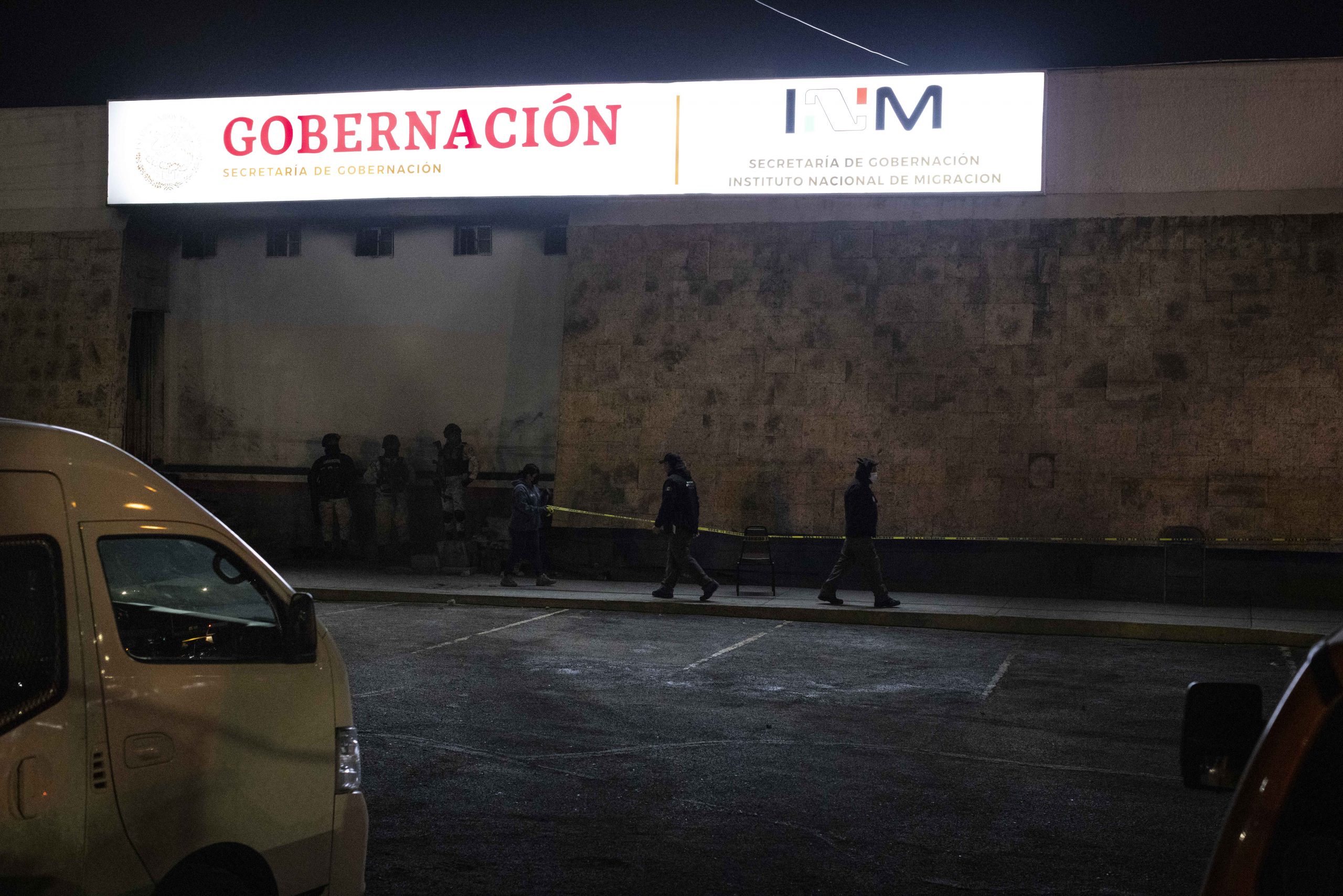 Detienen a tres funcionarios por incendio que mató a 40 migrantes