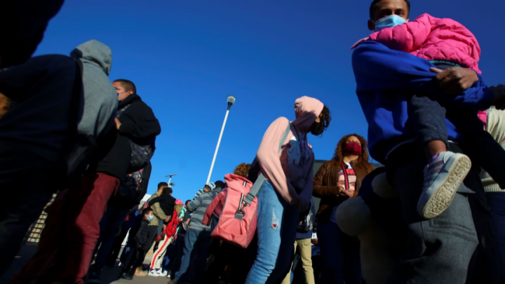 Biden abre un atajo migratorio para aumentar inmigrantes legales que entran a Estados Unidos