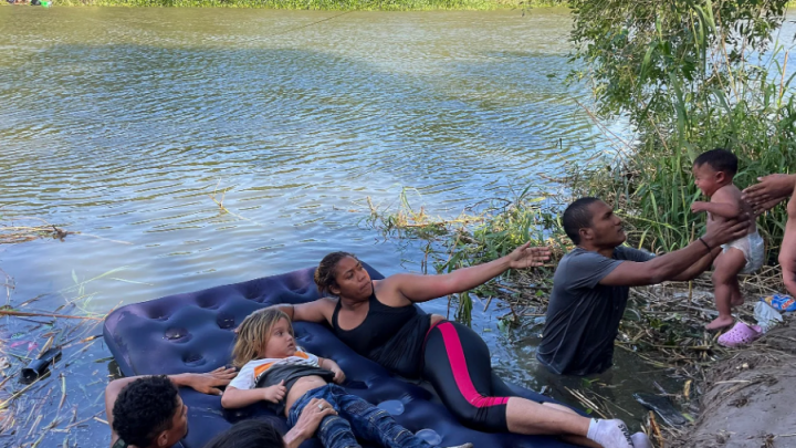 Cientos de migrantes se lanzan al río para cruzar a EEUU
