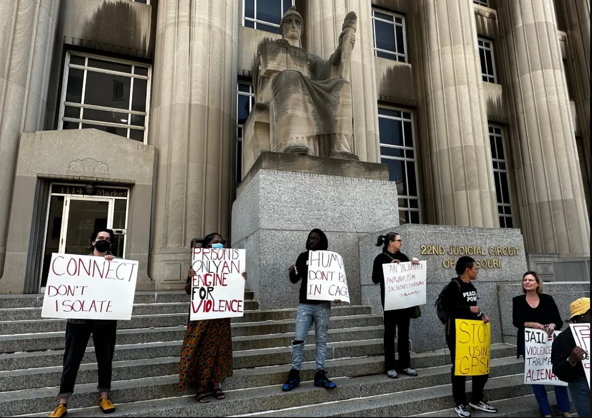 Solicitantes de asilo protestan por las tobilleras de vigilancia en St. Louis