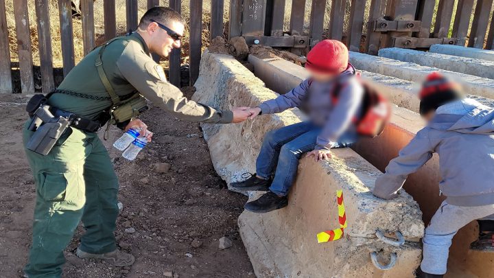 Rescatan a dos niños abandonados cerca de la frontera con México