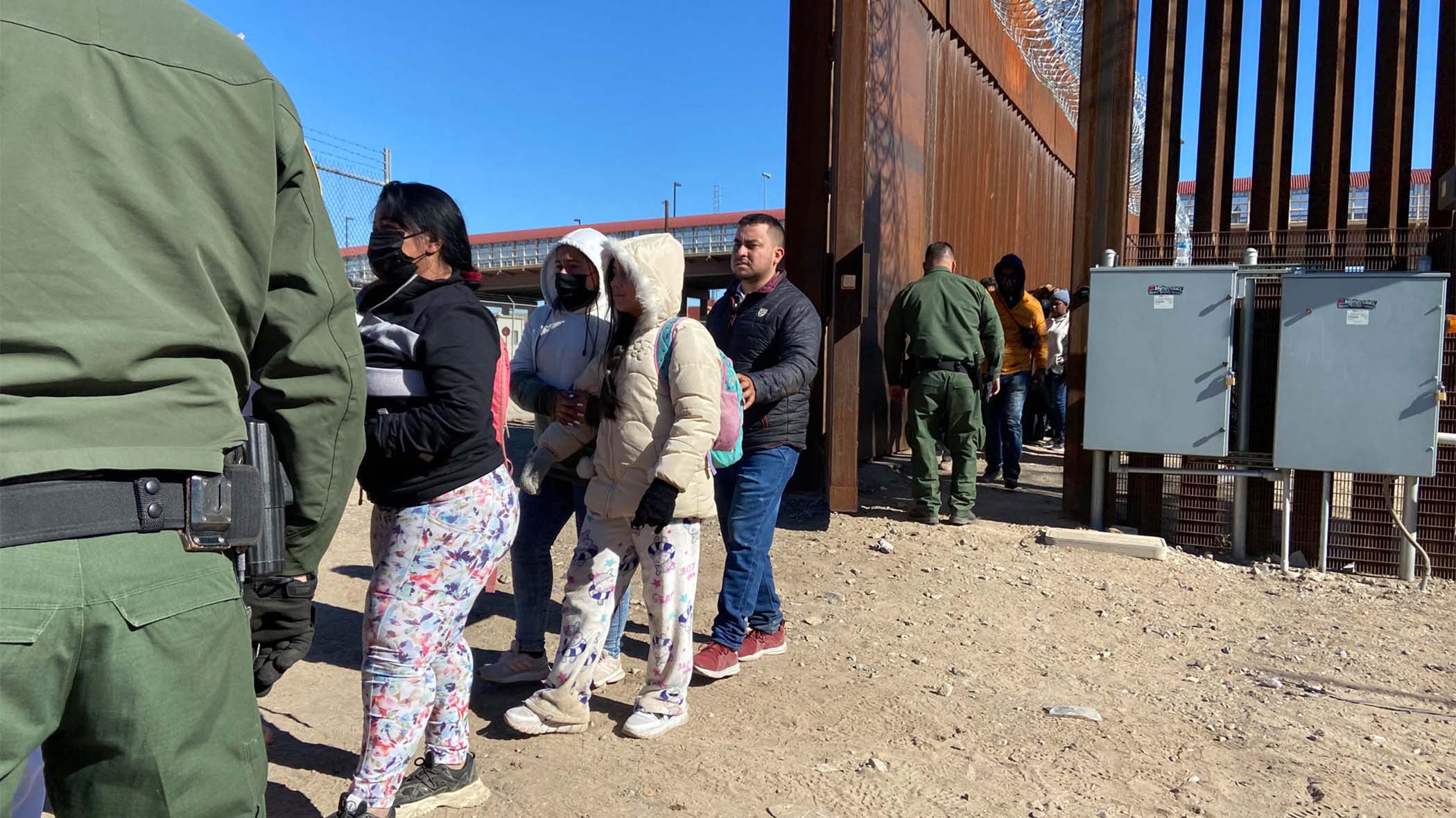Arrestos de migrantes caen un 96 % en la frontera de EEUU este año