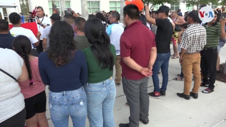 Cientos de migrantes protestan en el sur de la Florida contra ley del gobernador