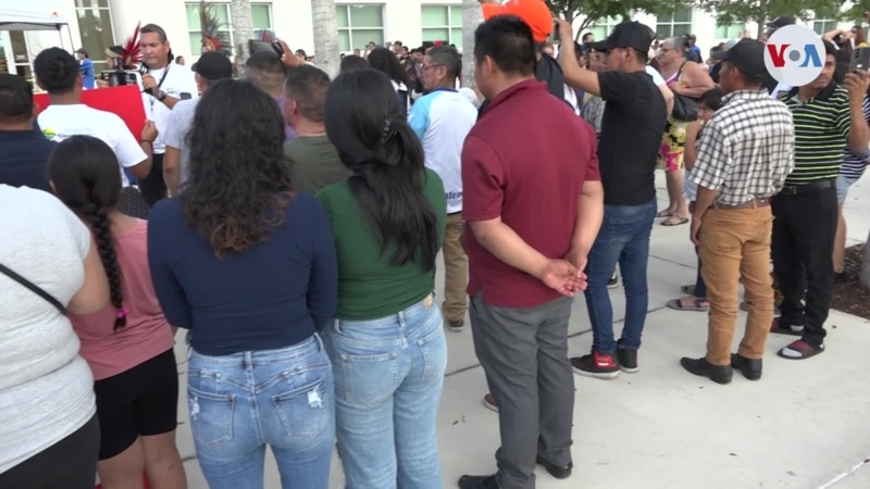 Cientos de migrantes protestan en el sur de la Florida contra ley del gobernador