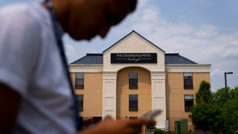 Buscando asilo y empleo, migrantes reubicados desde Nueva York hallan hostilidad