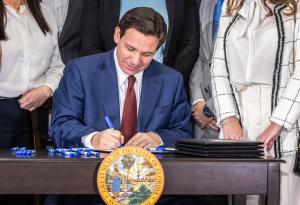 Florida firma su ley de inmigración y critica a Biden por “la crisis fronteriza”