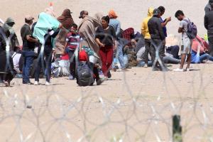 Fin del título 42: Los migrantes no deportados serán puestos en libertad condicional sin fecha en la corte