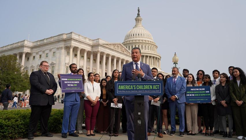 Reintroducen proyecto de ley que protegería de la deportación a los dreamers documentados