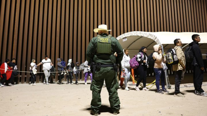 Juez federal bloquea plan de Biden de liberar algunos migrantes en EEUU sin rastreo