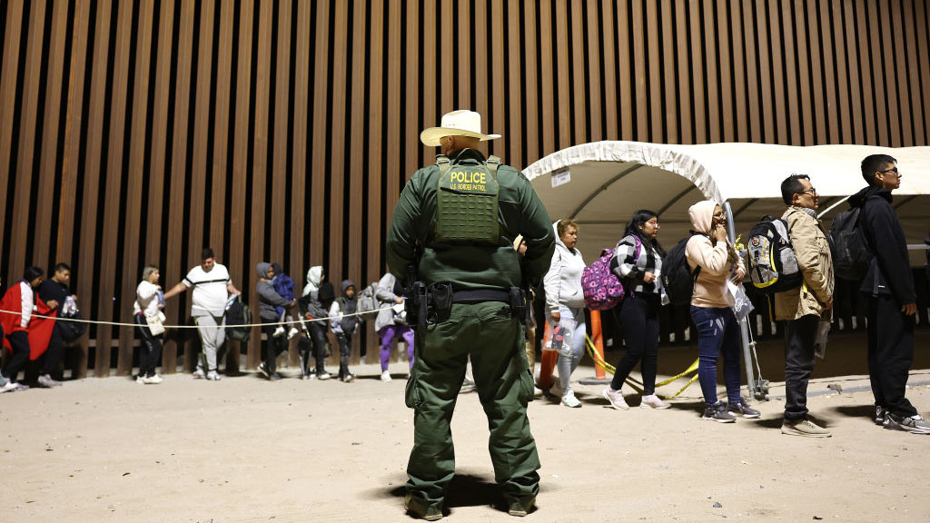 Juez federal bloquea plan de Biden de liberar algunos migrantes en EEUU sin rastreo