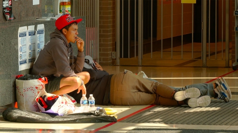 Migrantes duermen en estaciones de policía de Chicago, refugios están abarrotados