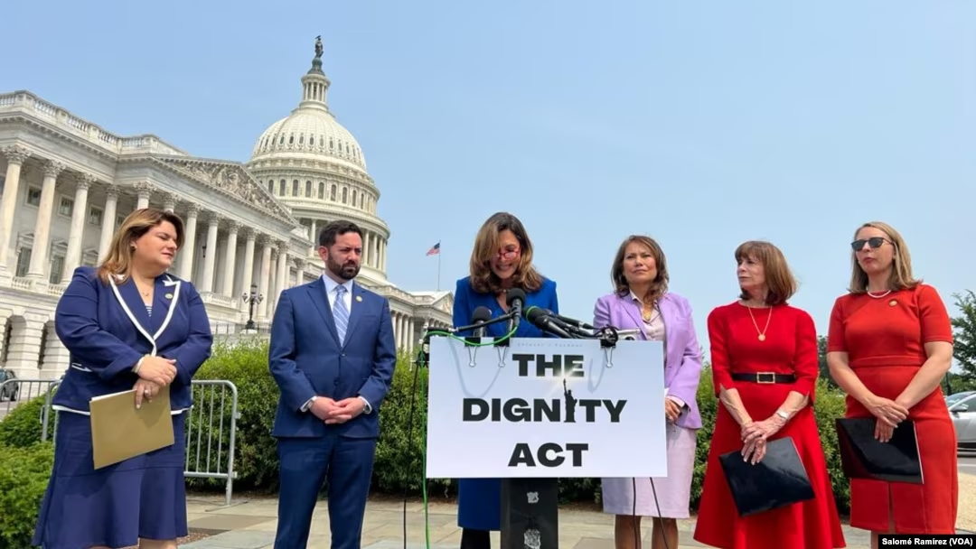 Dos representantes latinas presentan reforma migratoria