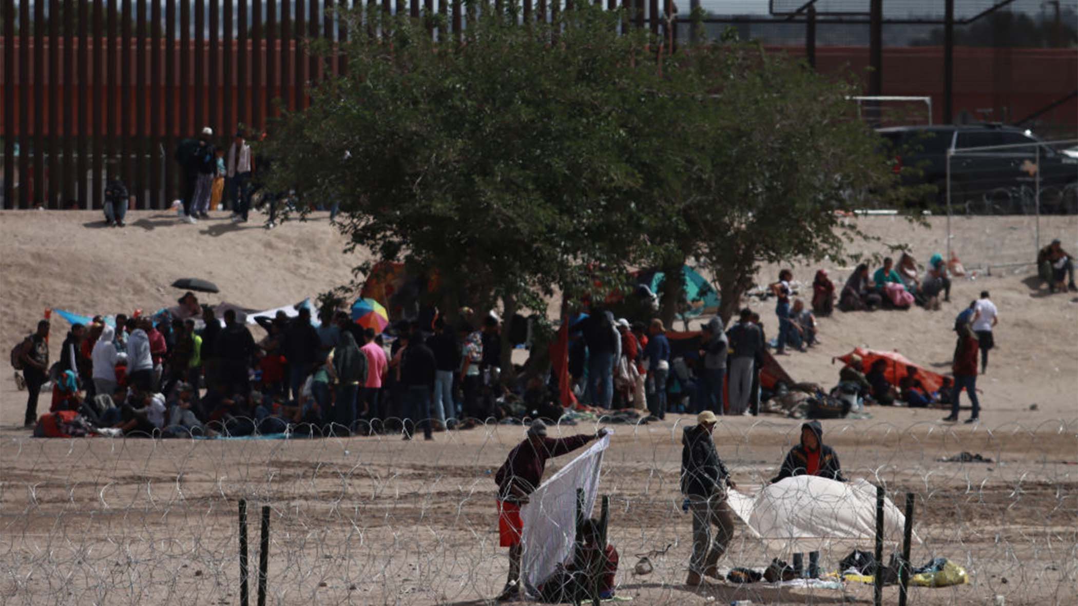 Comienza a aglomerarse de inmigrantes la frontera ante esperado fin del Título 42