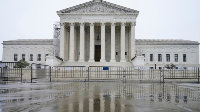 Corte Suprema desiste de bloquear política de deportaciones de Biden