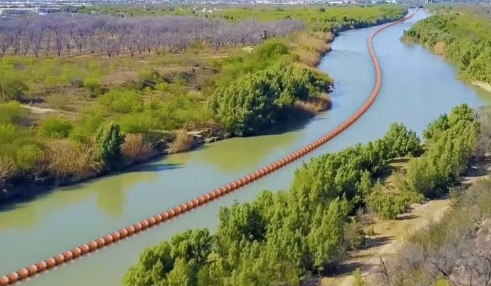 Texas desplegará barreras flotantes en el Río Grande para impedir cruce de migrantes