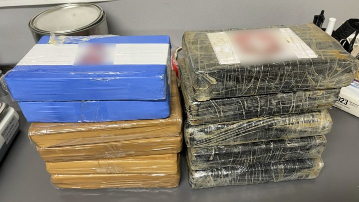 Hallan a 14 migrantes encerrados en tráiler durante redada antidrogas