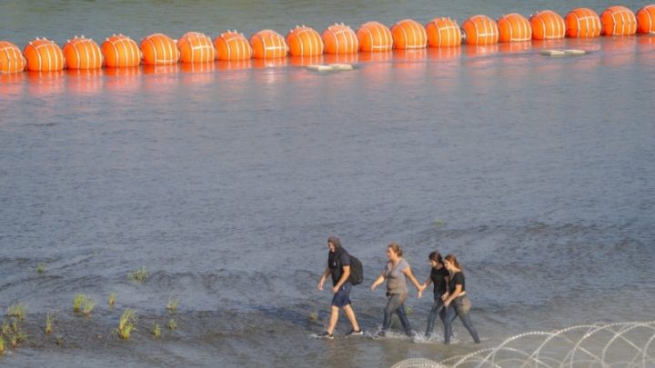 Administración Biden demanda al gobierno de Texas por barrera flotante en la frontera sur