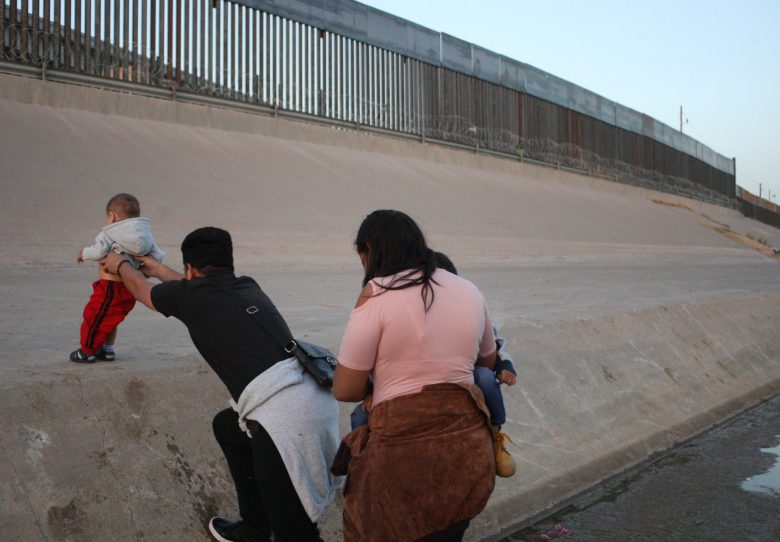 Aumenta el número de familias inmigrantes que llegan a la frontera