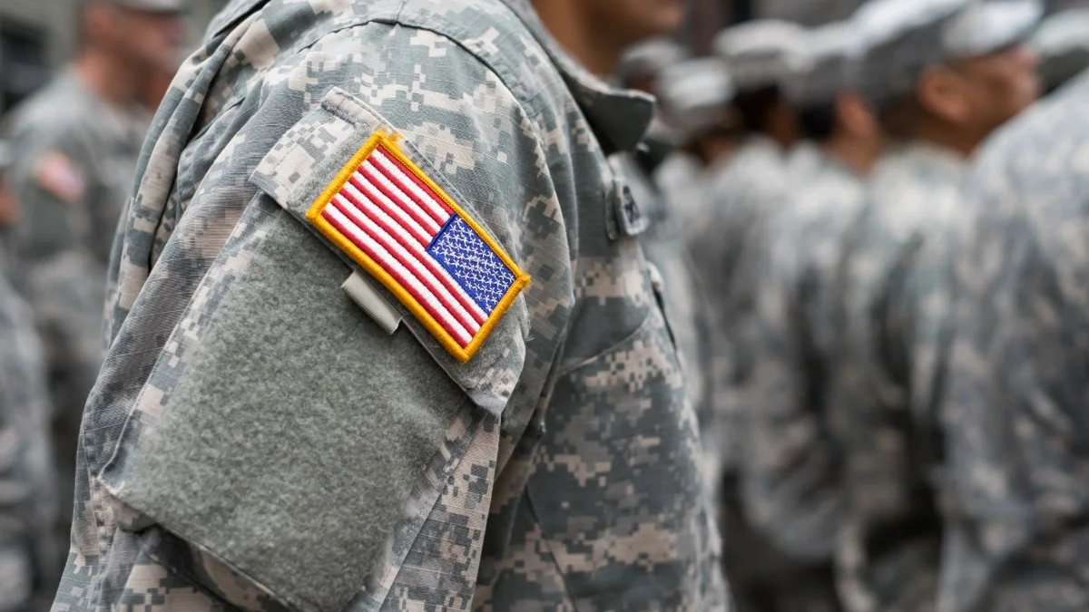 ¿Un inmigrante puede convertirse en ciudadano estadounidense mediante el servicio militar?