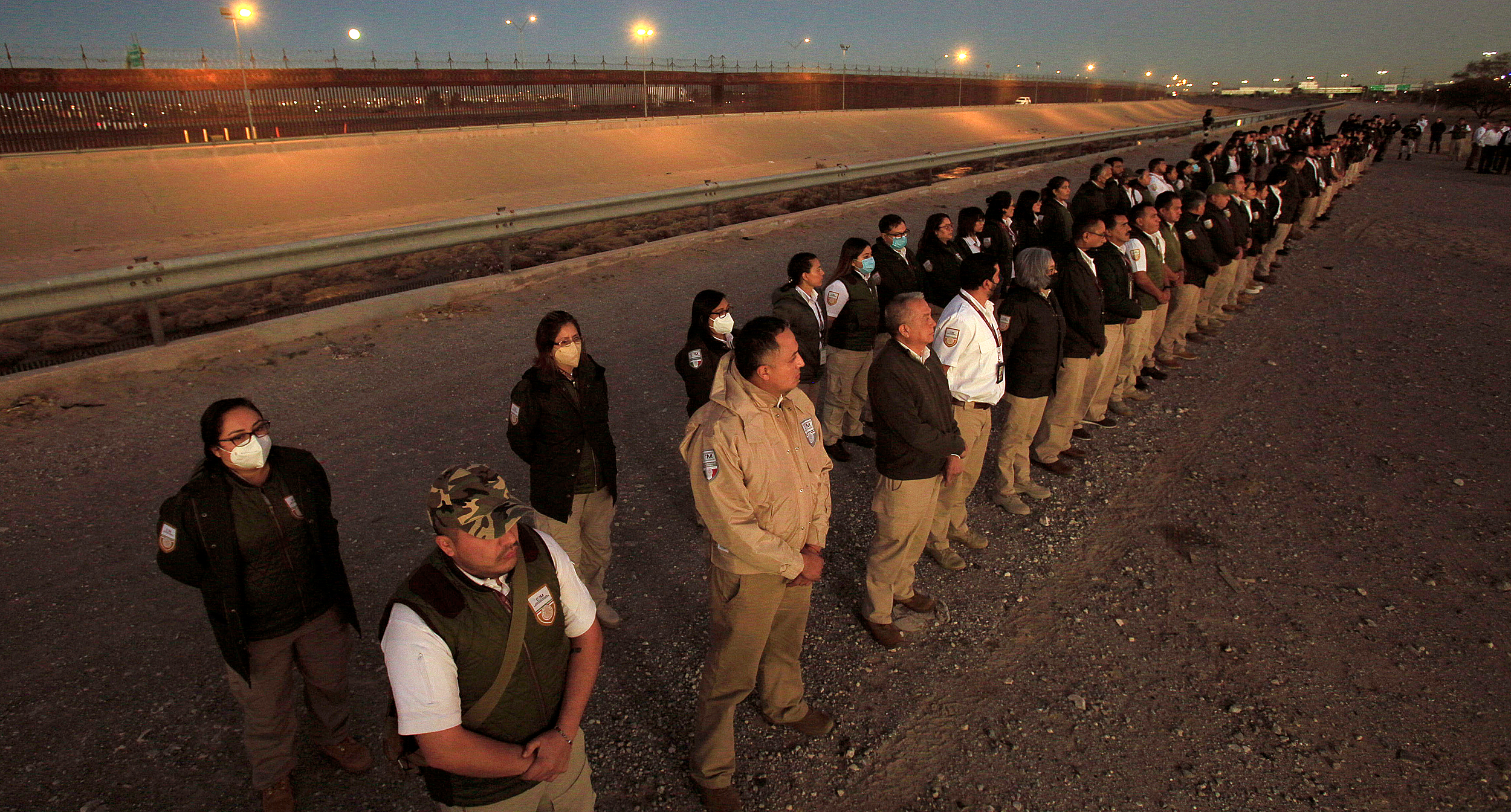 México: autoridades hallan a más de 300 migrantes en cajas de camiones