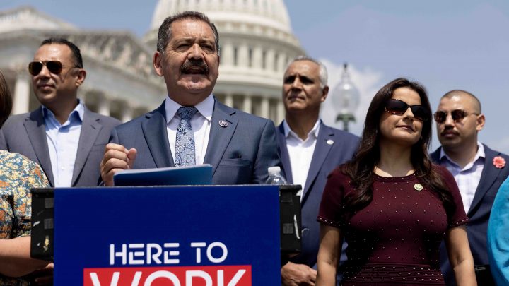 Presionan a Biden para que otorgue permisos de trabajo a indocumentados