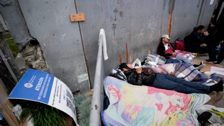 El negocio irregular de cobrar a los migrantes por citas de CBP One en la frontera entre México y EEUU